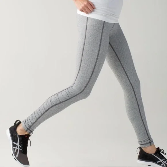 🐼Women Lululemon Athletica Gray and Black Leggings, size 4 - Picture 11 of 12